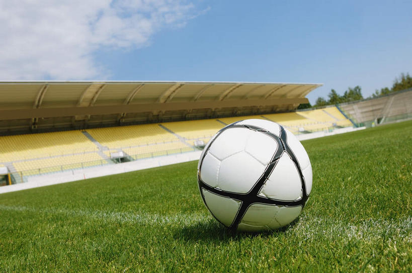 无人,足球场,横图,室外,白天,仰视,足球,草地,草坪,植物,阴影,花纹,光线,影子,云,云朵,看台,足球装备,云彩,运动器械,观众席,球,草,一个,蓝色,绿色,白色,黑色,白云,蓝天,天空,阳光,天,球体,健身器械,单个,斑纹,健身器材,绿茵场,蹴鞠,足球运动,彩图,低角度拍摄,足球比赛场地,运动器材