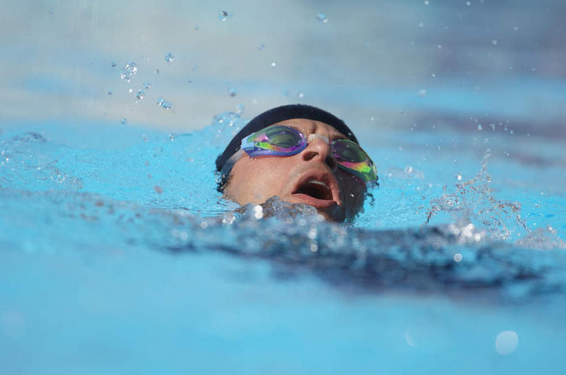 仰泳,游泳,西方人,一个人,运动员,体育馆,游泳池,运动场,横图,室内,白天,正面,锻炼,快乐,比赛,运动,竞争,水,帽子,欧洲,欧洲人,仅一个男性,仅一个人,飞溅,泳帽,溅,眼镜,液体,泳镜,水池,水滴,水面,娱乐,体育场,泳池,水珠,仅一个年轻男性,蓝色,游泳眼镜,休闲,游泳馆,体育运动,喷洒,游泳帽,运动馆,泅水,体育,男人,男性,年轻男性,白种人,体育运动员,运动选手,半身,彩图,健身