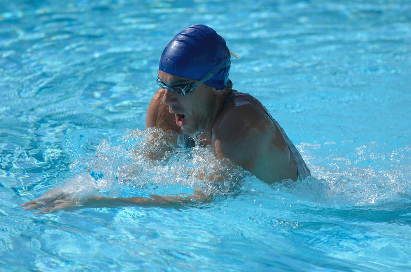 蛙泳,游泳,西方人,一个人,运动员,体育馆,游泳池,运动场,伸展双臂,横图,室内,白天,侧面,锻炼,快乐,比赛,运动,竞争,水,帽子,欧洲,欧洲人,仅一个男性,仅一个人,阴影,泳帽,光线,眼镜,影子,泳镜,水池,水面,娱乐,体育场,泳池,仅一个年轻男性,蓝色,阳光,游泳眼镜,张嘴,休闲,游泳馆,体育运动,游泳帽,张大嘴巴,运动馆,泅水,体育,男人,男性,年轻男性,白种人,张开嘴,体育运动员,运动选手,敞开双臂,伸开双臂,展开双肩,张开手臂,张开双臂,半身,彩图,健身