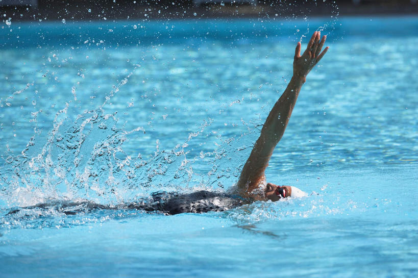 仰泳,西方人,一个人,运动员,体育馆,游泳池,运动场,举,横图,室内,白天,侧面,锻炼,快乐,比赛,运动,竞争,水,帽子,欧洲,欧洲人,仅一个年轻女性,仅一个女性,仅一个人,阴影,泳帽,光线,眼镜,影子,泳镜,水池,水面,娱乐,体育场,泳池,蓝色,阳光,游泳眼镜,托,休闲,游泳馆,体育运动,游泳帽,运动馆,体育,年轻女性,女人,女性,白种人,体育运动员,运动选手,举起,举手,举着,向上举,向上伸,向上托,半身,彩图,健身