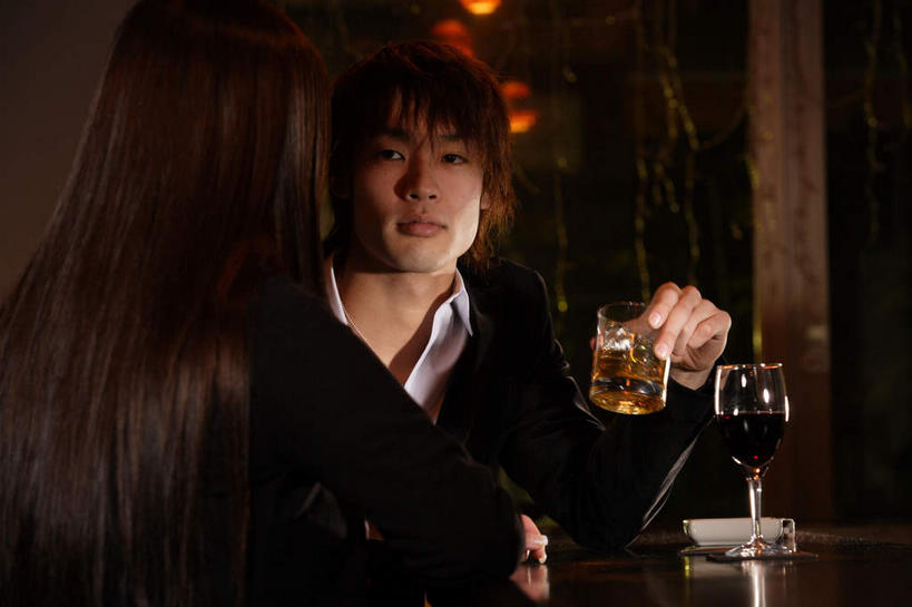 红酒,啤酒,葡萄酒,东方人,背部,两个人,坐,横图,室内,夜晚,正面,爱情,杯子,亚洲,握,服装,高脚杯,棕色,红酒杯,酒类,一杯,浪漫,休闲装,黄种人,相视,玻璃制品,酒,饮料,一个,衣服,黑色,水杯,休闲,温暖,温馨,面对面,休闲服,红葡萄酒,恩爱,握着,恋人,服饰,单个,对视,和睦,相对,相看,男人,男性,年轻男性,年轻女性,女人,女性,亚洲人,情侣,玻璃杯,坐着,半身,彩图,伴侣,融洽,短发