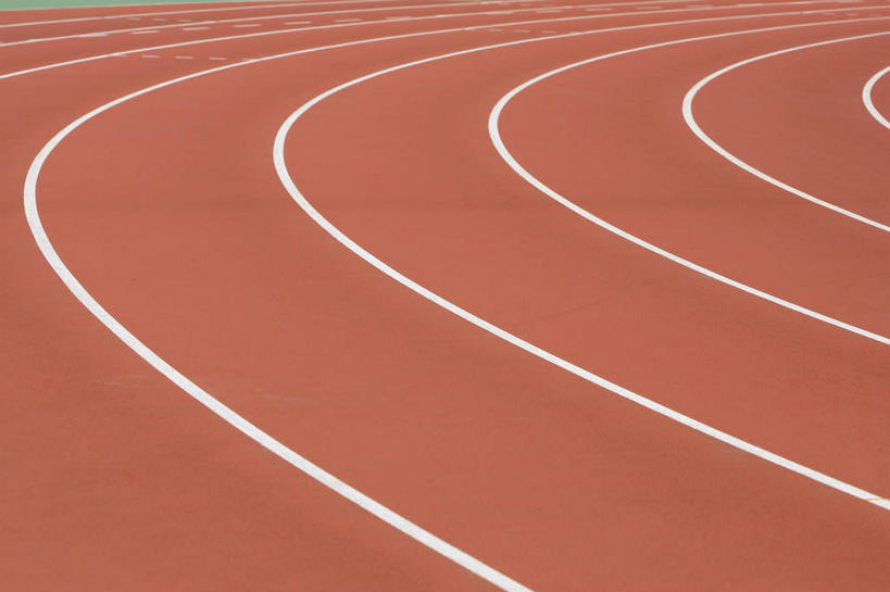 无人,体育馆,运动场,横图,俯视,室外,白天,阴影,条纹,光线,影子,跑道,弯道,体育场,红色,白色,阳光,橡胶,田径场,橡胶制品,运动馆,彩图,高角度拍摄