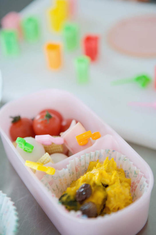 无人,竖图,俯视,特写,白天,运动服,餐桌,桌子,西红柿,水果,阴影,服装,朦胧,模糊,光线,影子,沙拉,案板,色拉,沙律,水果沙拉,砧板,衣服,服饰,有机食品,绿色食品,餐台,色拉酱,一份,衣着,穿着,千岛酱,衣饰,樱桃番茄,圣女果,番茄,彩图,高角度拍摄,运动装