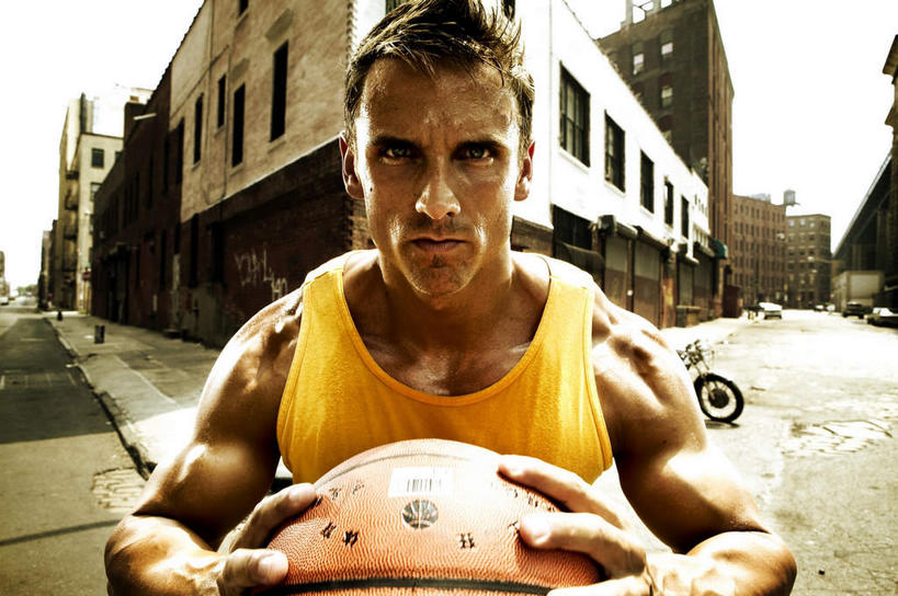 西方人,肌肉,健壮,一个人,运动员,家,站,横图,室外,白天,正面,运动服,篮球,道路,路,摩托车,欧洲,非洲,黑人,欧洲人,仅一个男性,仅一个人,握,服装,房屋,屋子,公寓,小路,篮球装备,交通,拿,拿着,注视,运动器械,洋房,楼房,住宅,车,仅一个年轻男性,衣服,黄色,交通工具,观察,看,站着,健康,健身器械,活力,力量,握着,服饰,观看,青春,察看,强壮,衣着,穿着,关注,载具,健身器材,篮球运动,衣饰,男人,男性,年轻男性,非洲人,体育运动员,运动选手,站立,半身,彩图,房子,运动器材,运动装