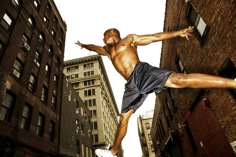 西方人,肌肉,健壮,一个人,运动员,家,高楼大厦,跳,举,伸展双臂,横图,室外,白天,仰视,大厦,建筑,摩天大楼,欧洲,非洲,黑人,欧洲人,仅一个男性,仅一个人,裤子,房屋,屋子,公寓,半空,洋房,楼房,裸露,住宅,仅一个年轻男性,楼宇,托,健康,活力,力量,张开双腿,青春,强壮,裸,展开双腿,男人,男性,年轻男性,非洲人,体育运动员,运动选手,敞开双臂,举起,举手,举着,伸开双臂,跳跃,向上举,向上伸,向上托,展开双肩,张开手臂,张开双臂,半身,彩图,低角度拍摄,房子,大楼,高层建筑,高楼,摩天楼,伸展双腿