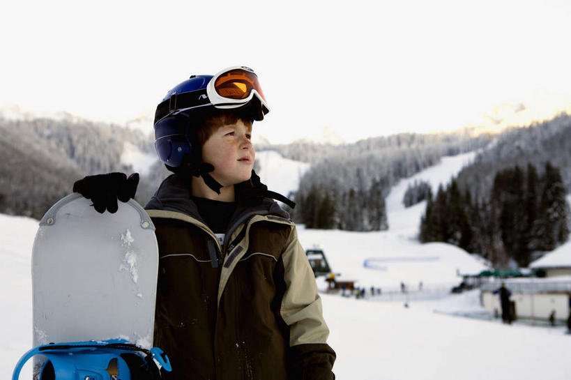 西方人,儿童,一个人,站,横图,室内,白天,正面,旅游,度假,纯洁,安全,石头,美景,森林,山,树林,雪,雪山,植物,大雪,松树,帽子,欧洲,欧洲人,仅一个男性,仅一个人,握,阴影,服装,光线,石子,头盔,眼镜,影子,冰,积雪,景观,山顶,山峰,雪景,冬季,冬天,防护,山峦,拿,拿着,扭头,注视,娱乐,运动器械,树,树木,小孩,衣服,蓝色,绿色,蓝天,天空,阳光,自然,安全帽,天,观察,看,站着,转头,仅一个小孩,享受,休闲,温暖,健身器械,景色,放松,寒冷,可爱,童年,童趣,握着,服饰,生长,晴朗,成长,观看,保暖,护目镜,保护,滑雪板,察看,冰冷,御寒,关注,自然风光,坚定,保险,健身器材,滑雪服,滑雪装备,童真,烂漫,无邪,沉积岩,万里无云,保全,周全,安稳,安定,长寿,严寒,冰凉,酷寒,凛冽,凛凛,贞洁,极冷,安全防护眼镜,颠峰,极峰,水成岩,竞技服,旅游服,冬装,平安,天真,男孩,男人,男性,白种人,孩子,石块,岩石,晴空,晴空万里,站立,半身,彩图,防护眼镜,运动器材,男生