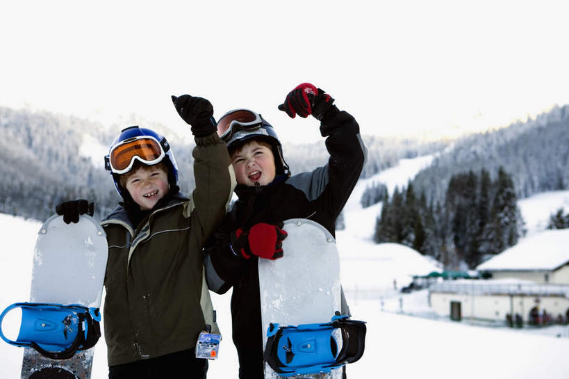 西方人,儿童,两个人,家庭,站,举,横图,室内,白天,正面,旅游,度假,纯洁,安全,石头,美景,森林,山,树林,雪,雪山,植物,大雪,松树,帽子,欧洲,欧洲人,阴影,服装,光线,石子,头盔,眼镜,影子,冰,积雪,景观,山顶,山峰,雪景,冬季,冬天,防护,山峦,注视,娱乐,运动器械,树,树木,小孩,衣服,蓝色,绿色,蓝天,天空,阳光,自然,安全帽,天,观察,看,托,站着,享受,休闲,温暖,温馨,一家人,健身器械,景色,放松,寒冷,可爱,童年,童趣,服饰,生长,晴朗,成长,观看,保暖,护目镜,保护,滑雪板,和睦,察看,冰冷,御寒,关注,自然风光,坚定,保险,健身器材,滑雪服,滑雪装备,童真,烂漫,无邪,沉积岩,万里无云,保全,周全,安稳,安定,长寿,严寒,冰凉,酷寒,凛冽,凛凛,贞洁,极冷,安全防护眼镜,颠峰,极峰,水成岩,竞技服,旅游服,冬装,平安,天真,男孩,男人,男性,白种人,石块,岩石,晴空,晴空万里,举起,举手,举着,向上举,向上伸,向上托,站立,半身,彩图,融洽,防护眼镜,运动器材,男生