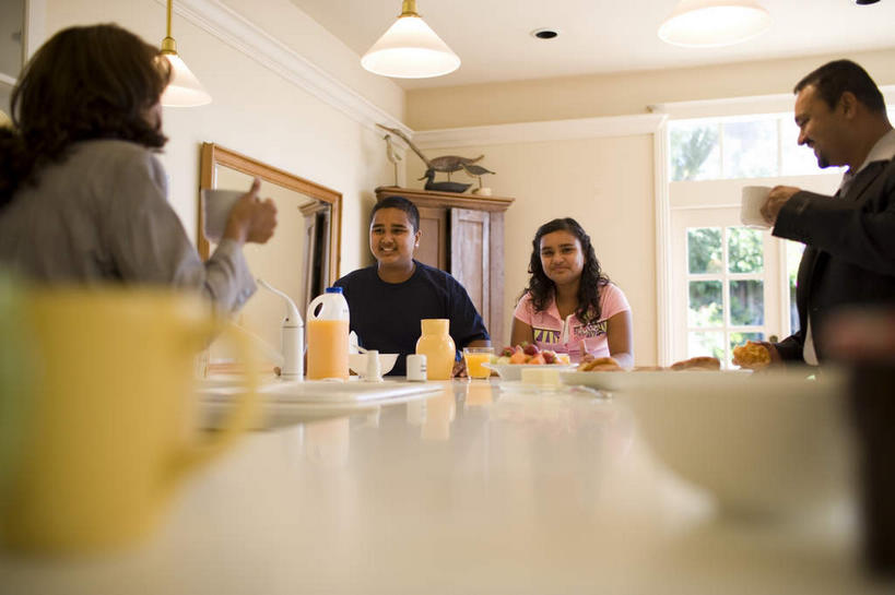 果汁,儿童,中年人,四个人,家庭,夫妻,母亲,父亲,女儿,站,坐,笑,微笑,露齿笑,横图,室内,白天,正面,爱情,纯洁,餐桌,窗户,桌子,杯子,照明,亚洲,握,阴影,服装,朦胧,模糊,反射,瓷器,影子,陶瓷,墙,灯光,咖啡杯,陶瓷制品,饮品,浪漫,注视,休闲装,顶灯,玻璃窗,墙壁,墙面,灯,饮料,小孩,衣服,白色,容器,灯具,碗,观察,看,站着,休闲,温暖,温馨,父女,母女,一家人,休闲服,恩爱,父爱,可爱,母爱,童年,童趣,握着,恋人,服饰,餐台,观看,储藏,照亮,和睦,察看,照明设备,储存,关注,可口,瓷杯,童真,烂漫,无邪,适口,天真,男人,男性,女孩,女人,女性,中年男性,中年女性,亚洲人,印度人,孩子,夫妇,情侣,站立,坐着,半身,彩图,伴侣,融洽,贮存,女生