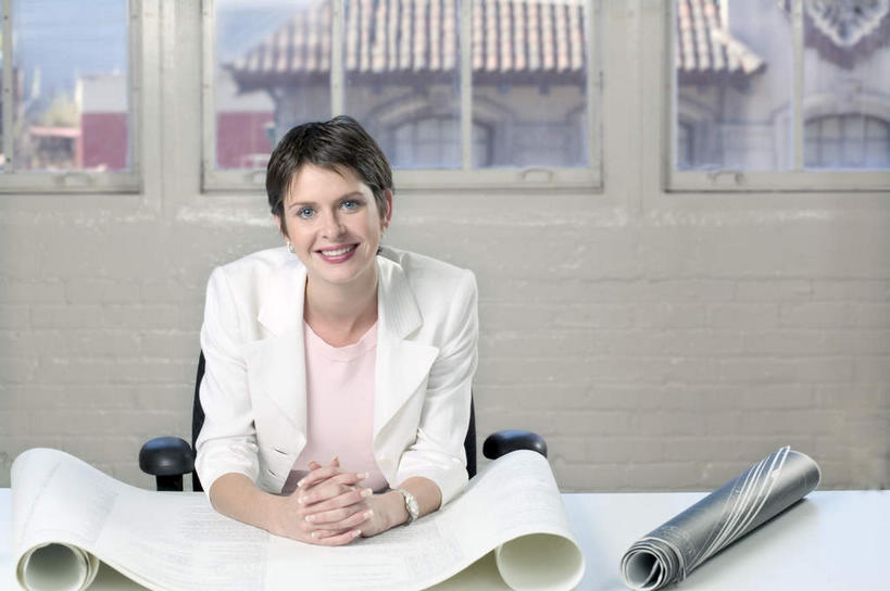 西方人,一个人,商务人士,商务女性,办公室,坐,笑,双手交叉,微笑,露齿笑,横图,室内,白天,正面,窗户,家具,桌子,建筑,椅子,欧洲,欧洲人,仅一个年轻女性,仅一个女性,仅一个人,套装,图纸,瓦片,办公桌,墙,屋顶,设计图,顶棚,瓦,注视,玻璃窗,墙壁,墙面,会议椅,观察,看,建造,观看,办公椅,察看,关注,商务装,工程图,草图,蓝图,工薪阶层,屋瓦,办公家具,商务椅,培训椅,年轻女性,女人,女性,白种人,白领,上班族,设计,十字手,坐着,半身,彩图