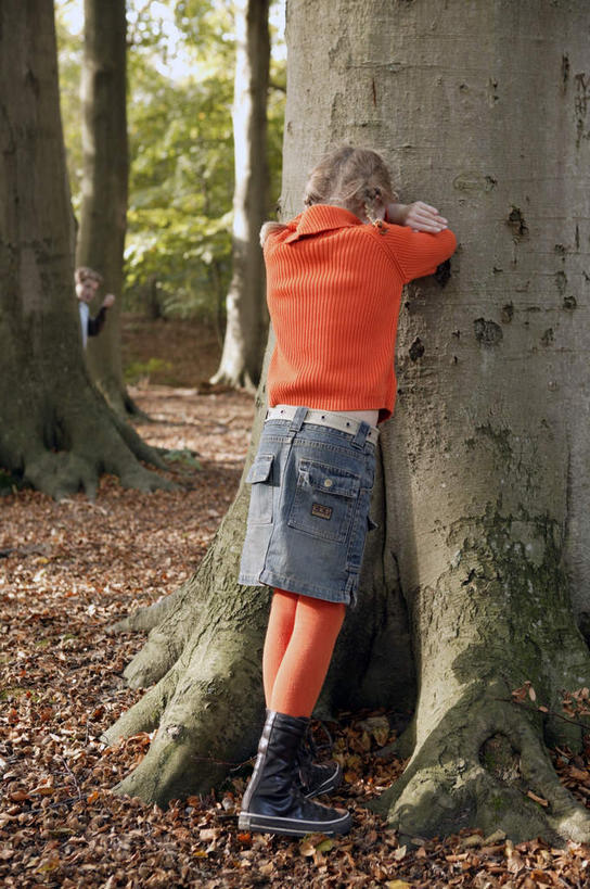 西方人,儿童,一个人,站,竖图,室外,白天,游戏,纯洁,森林,树林,植物,欧洲,欧洲人,仅一个女性,仅一个人,阴影,服装,光线,影子,树桩,玩,休闲装,娱乐,树,树干,树木,小孩,背面,衣服,绿色,阳光,自然,趴着,站着,仅一个小孩,休闲,休闲服,橙色,木桩,可爱,童年,童趣,服饰,生长,成长,活动,捉迷藏,发泄,消遣,智力,躲猫猫,童真,烂漫,无邪,宣泄,天真,女孩,女人,女性,白种人,孩子,趴,玩耍,嬉戏,站立,彩图,全身,女生