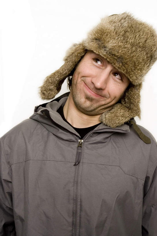 西方人,一个人,站,笑,微笑,竖图,室内,白天,白色背景,正面,帽子,欧洲,欧洲人,仅一个男性,仅一个人,阴影,服装,装饰,反射,影子,注视,休闲装,仅一个年轻男性,衣服,观察,看,站着,休闲,温暖,休闲服,摄影,服饰,影棚,观看,保暖,点缀,察看,御寒,关注,衬托,美观,棉帽,雷锋帽,男人,男性,年轻男性,白种人,站立,半身,彩图,影棚拍摄,拍摄