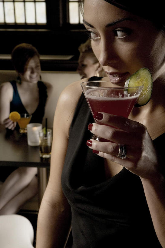 果汁,西方人,三个人,伙伴,朋友,餐厅,站,坐,竖图,室内,白天,正面,友谊,餐桌,窗户,桌子,杯子,欧洲,欧洲人,喝,握,服装,墙,饮品,一杯,拿,拿着,注视,休闲装,玻璃窗,墙壁,墙面,玻璃制品,饮料,衣服,水杯,观察,看,站着,休闲,休闲服,握着,服饰,餐台,观看,察看,关注,可口,适口,友情,年轻女性,女人,女性,白种人,玻璃杯,站立,坐着,半身,彩图,餐馆,饭店,饭馆