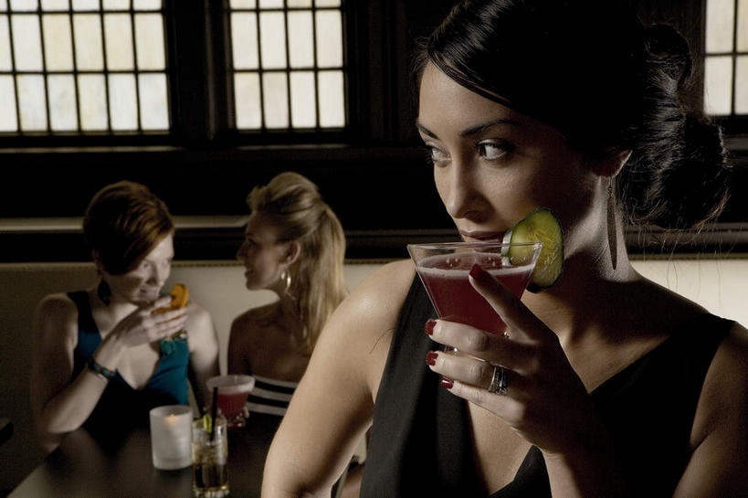 果汁,西方人,三个人,伙伴,朋友,餐厅,站,坐,横图,室内,白天,正面,友谊,餐桌,窗户,桌子,杯子,欧洲,欧洲人,喝,握,服装,墙,饮品,一杯,拿,拿着,注视,休闲装,玻璃窗,墙壁,墙面,玻璃制品,饮料,衣服,水杯,观察,看,站着,休闲,休闲服,握着,服饰,餐台,观看,察看,关注,可口,适口,友情,年轻女性,女人,女性,白种人,玻璃杯,站立,坐着,半身,彩图,餐馆,饭店,饭馆