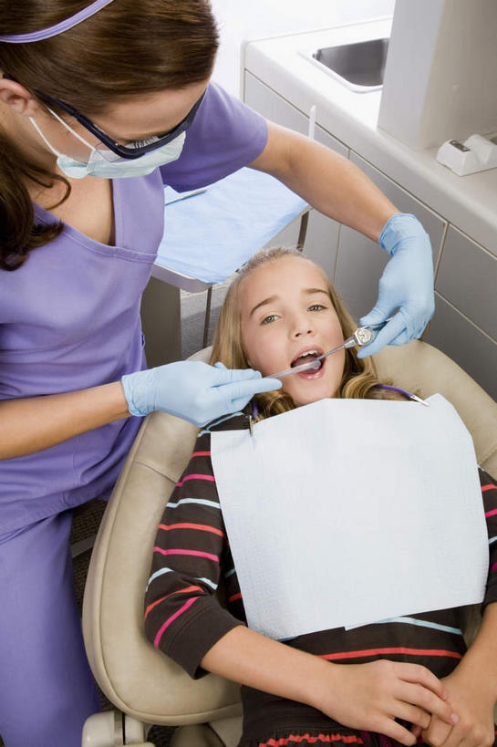 西方人,儿童,两个人,牙科医生,医院,坐,躺,竖图,俯视,室内,白天,工作服,制服,纯洁,机器,镜子,纺织品,欧洲,欧洲人,握,服装,装饰,反射,分离,医学,布,头饰,眼镜,织物,过滤,拿,分开,拿着,注视,休闲装,设备,小孩,衣服,发箍,发饰,口罩,饰品,手套,观察,看,张嘴,休闲,休闲服,隔断,橡胶,可爱,童年,童趣,握着,遮掩,服饰,头箍,观看,隔离,华丽,修饰,布匹,点缀,镜像,察看,医疗,医疗设备,卫生,掩盖,遮挡,镜面,关注,净化,间隔,牙科,医疗器械,橡胶手套,反射镜,预防,医疗工具,发卡,近视眼镜,张大嘴巴,童真,橡胶制品,烂漫,无邪,遮盖,配饰,防尘,医疗机构,医用手套,光学,衬托,美观,雅致,雅观,掩饰,断绝,隔开,屏蔽,屏绝,远离,中断,阻遏,阻隔,工作制服,检测工具,卡其布,卧着,天真,女孩,女人,女性,中年女性,白种人,牙医,张开嘴,躺着,卧,坐着,半身,彩图,高角度拍摄,工作套服,病院,诊所,牙科椅,牙科治疗椅,牙椅,女生