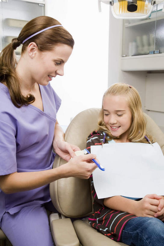 西方人,儿童,牙齿,两个人,牙科医生,医院,坐,笑,微笑,露齿笑,竖图,室内,白天,正面,工作服,制服,纯洁,机器,纺织品,照明,欧洲,欧洲人,握,服装,装饰,医学,布,头饰,牙刷,灯光,织物,拿,拿着,注视,休闲装,设备,灯,小孩,衣服,发箍,发饰,模型,饰品,灯具,日用品,观察,看,清洁,休闲,休闲服,可爱,童年,童趣,握着,服饰,头箍,洗漱用品,观看,华丽,修饰,布匹,照亮,点缀,察看,手术,医疗,医疗设备,卫生,照明设备,关注,医疗器械,医疗工具,发卡,童真,烂漫,无邪,配饰,无影灯,医疗机构,衬托,美观,雅致,雅观,工作制服,检测工具,卡其布,天真,女孩,女人,女性,中年女性,白种人,齿,牙,牙龈,牙医,坐着,半身,彩图,工作套服,病院,诊所,牙科椅,牙科治疗椅,牙椅,女生