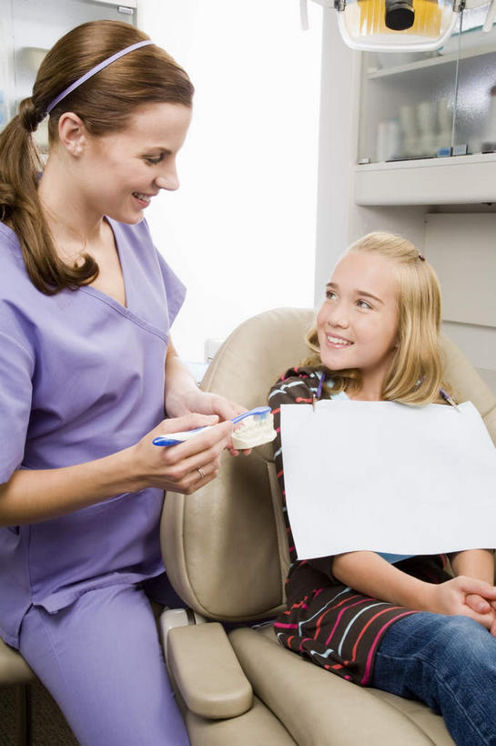 西方人,儿童,牙齿,两个人,牙科医生,医院,坐,笑,微笑,露齿笑,竖图,室内,白天,正面,工作服,制服,纯洁,机器,纺织品,照明,欧洲,欧洲人,握,服装,装饰,医学,布,头饰,牙刷,灯光,织物,拿,拿着,注视,休闲装,设备,灯,小孩,衣服,发箍,发饰,模型,饰品,灯具,日用品,观察,看,清洁,休闲,休闲服,可爱,童年,童趣,握着,服饰,头箍,洗漱用品,观看,华丽,修饰,布匹,照亮,点缀,察看,手术,医疗,医疗设备,卫生,照明设备,关注,医疗器械,医疗工具,发卡,童真,烂漫,无邪,配饰,无影灯,医疗机构,衬托,美观,雅致,雅观,工作制服,检测工具,卡其布,天真,女孩,女人,女性,中年女性,白种人,齿,牙,牙龈,牙医,坐着,半身,彩图,工作套服,病院,诊所,牙科椅,牙科治疗椅,牙椅,女生