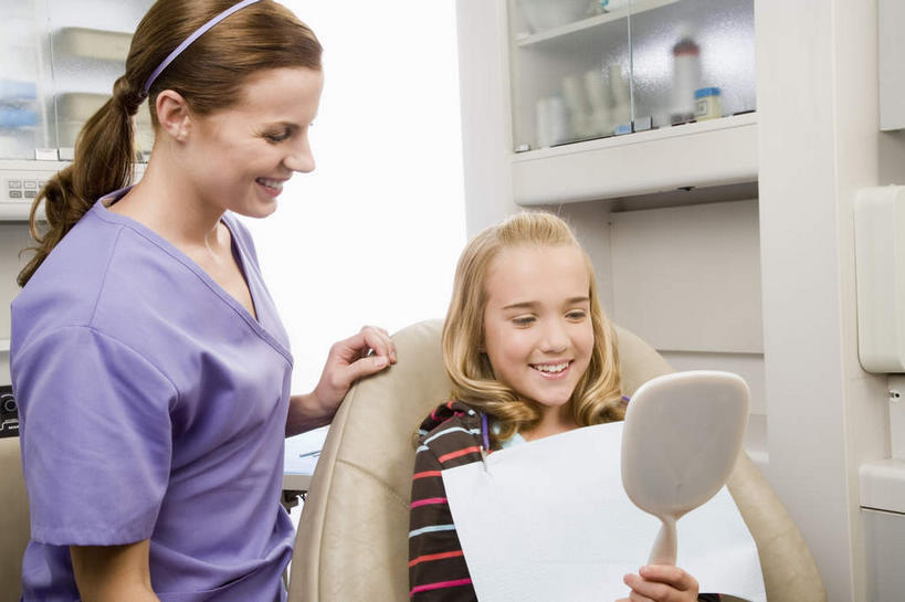 西方人,儿童,两个人,牙科医生,医院,坐,笑,微笑,露齿笑,横图,室内,白天,正面,工作服,制服,化妆,美容,纯洁,机器,镜子,纺织品,欧洲,欧洲人,握,服装,装饰,反射,医学,布,头饰,织物,拿,拿着,注视,休闲装,设备,小孩,衣服,发箍,发饰,饰品,观察,看,休闲,休闲服,可爱,童年,童趣,握着,服饰,头箍,观看,华丽,修饰,布匹,点缀,镜像,察看,医疗,医疗设备,镜面,关注,医疗器械,医疗工具,发卡,童真,烂漫,无邪,配饰,医疗机构,光学,衬托,美观,雅致,雅观,手镜,工作制服,检测工具,卡其布,天真,女孩,女人,女性,中年女性,白种人,牙医,坐着,半身,彩图,工作套服,病院,诊所,牙科椅,牙科治疗椅,牙椅,女生