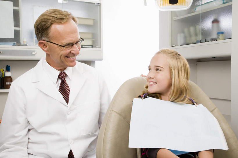 西方人,儿童,两个人,牙科医生,医院,坐,笑,微笑,露齿笑,横图,室内,白天,正面,工作服,制服,纯洁,机器,纺织品,欧洲,欧洲人,服装,医学,布,眼镜,领带,织物,扭头,注视,休闲装,设备,相视,小孩,衣服,观察,看,转头,休闲,面对面,休闲服,可爱,童年,童趣,服饰,观看,老花镜,对视,布匹,察看,医疗,医疗设备,互视,象征,庄重,关注,医疗器械,相对,身份,医疗工具,童真,烂漫,无邪,医疗机构,相看,正式,地位,工作制服,远视眼镜,检测工具,卡其布,天真,老年男性,男人,男性,女孩,女人,女性,白种人,孩子,牙医,坐着,半身,彩图,工作套服,病院,诊所,牙科椅,牙科治疗椅,牙椅,女生