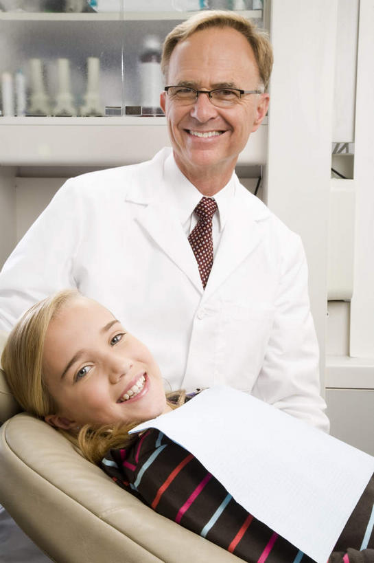 西方人,儿童,两个人,牙科医生,医院,坐,躺,笑,微笑,露齿笑,竖图,室内,白天,正面,工作服,制服,纯洁,机器,纺织品,欧洲,欧洲人,服装,医学,布,眼镜,领带,织物,注视,休闲装,设备,小孩,衣服,观察,看,休闲,休闲服,可爱,童年,童趣,服饰,观看,老花镜,布匹,察看,医疗,医疗设备,象征,庄重,关注,医疗器械,身份,医疗工具,童真,烂漫,无邪,医疗机构,正式,地位,工作制服,远视眼镜,检测工具,卡其布,卧着,天真,老年男性,男人,男性,女孩,女人,女性,白种人,孩子,牙医,躺着,卧,坐着,半身,彩图,工作套服,病院,诊所,牙科椅,牙科治疗椅,牙椅,女生