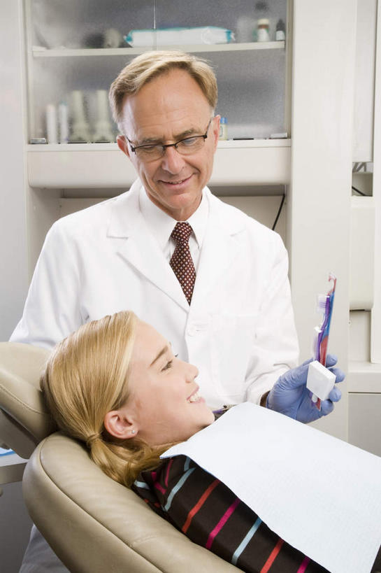 西方人,儿童,牙齿,两个人,牙科医生,医院,坐,躺,笑,微笑,露齿笑,竖图,室内,白天,正面,工作服,制服,纯洁,机器,纺织品,欧洲,欧洲人,服装,医学,布,牙刷,眼镜,领带,织物,扭头,注视,休闲装,设备,小孩,衣服,模型,日用品,观察,看,清洁,转头,休闲,休闲服,牙线,可爱,童年,童趣,服饰,洗漱用品,观看,老花镜,布匹,察看,医疗,医疗设备,卫生,象征,庄重,关注,医疗器械,身份,医疗工具,童真,烂漫,无邪,医疗机构,正式,地位,工作制服,远视眼镜,检测工具,卡其布,卧着,天真,老年男性,男人,男性,女孩,女人,女性,白种人,孩子,齿,牙,牙龈,牙医,躺着,卧,坐着,半身,彩图,工作套服,病院,诊所,牙科椅,牙科治疗椅,牙椅,女生