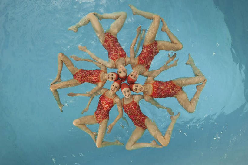 花样游泳,游泳,西方人,伙伴,朋友,运动员,游泳池,横图,俯视,室内,白天,泳装,友谊,合作,团队,水,欧洲,欧洲人,对称,环绕,围绕,水池,水面,许多人,环抱,注视,泳池,观察,看,一群人,平衡,战略,观看,察看,关注,连体泳衣,联合,合谋,均衡,泅水,萦绕,拍浮,配合,协作,年轻女性,女人,女性,白种人,体育运动员,运动选手,彩图,高角度拍摄,全身,泳衣