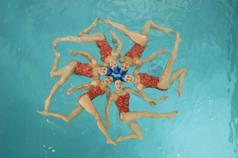 花样游泳,游泳,西方人,伙伴,朋友,运动员,游泳池,横图,俯视,室内,白天,泳装,友谊,合作,团队,水,帽子,欧洲,欧洲人,飞溅,泳帽,对称,环绕,溅,围绕,液体,水池,水滴,水面,许多人,环抱,注视,泳池,水珠,蓝色,观察,看,一群人,平衡,战略,观看,察看,关注,游泳帽,连体泳衣,联合,合谋,均衡,泅水,萦绕,拍浮,配合,协作,年轻女性,女人,女性,白种人,体育运动员,运动选手,彩图,高角度拍摄,全身,泳衣