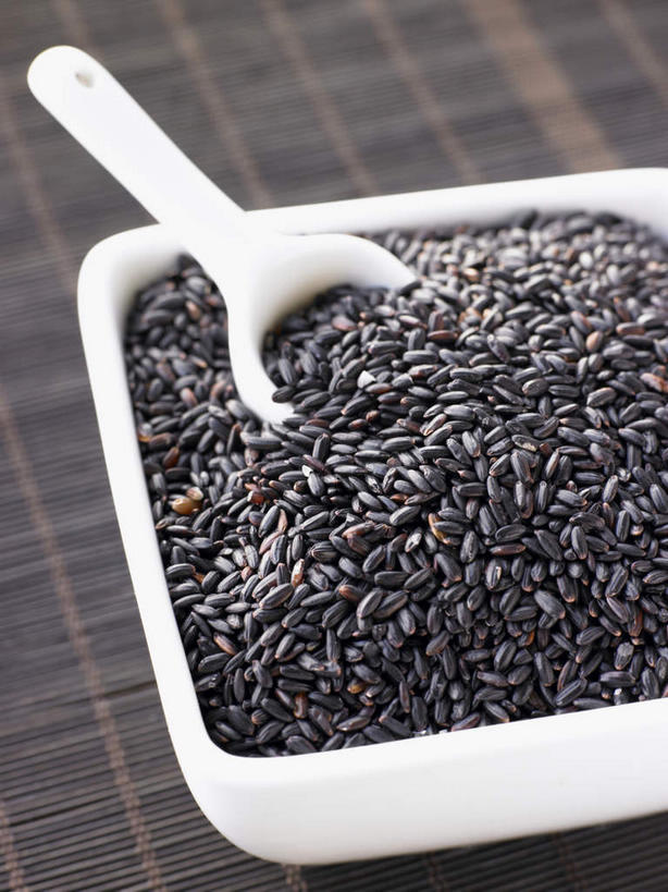 无人,竖图,俯视,室内,特写,白天,桌面,桌子,一堆,许多,堆叠,堆积,木制,勺子,陶瓷,谷类,谷物,陶瓷制品,米,很多,大米,一个,黑色,木制品,容器,调羹,汤匙,碗,单个,储藏,堆,储存,黑米,彩图,高角度拍摄,贮存