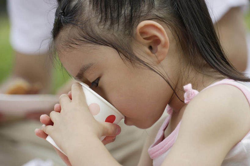 东方人,儿童,一个人,坐,捧,横图,室外,白天,侧面,纯洁,杯子,亚洲,仅一个女性,仅一个人,喝,喝水,阴影,服装,朦胧,模糊,光线,影子,注视,休闲装,黄种人,一个,小孩,衣服,阳光,纸制品,低头,观察,看,仅一个小孩,休闲,休闲服,可爱,童年,童趣,服饰,单个,观看,纸杯,察看,关注,一次性杯子,童真,烂漫,无邪,垂头,天真,女孩,女人,女性,亚洲人,孩子,端,端着,捧着,手捧,坐着,半身,彩图,女生