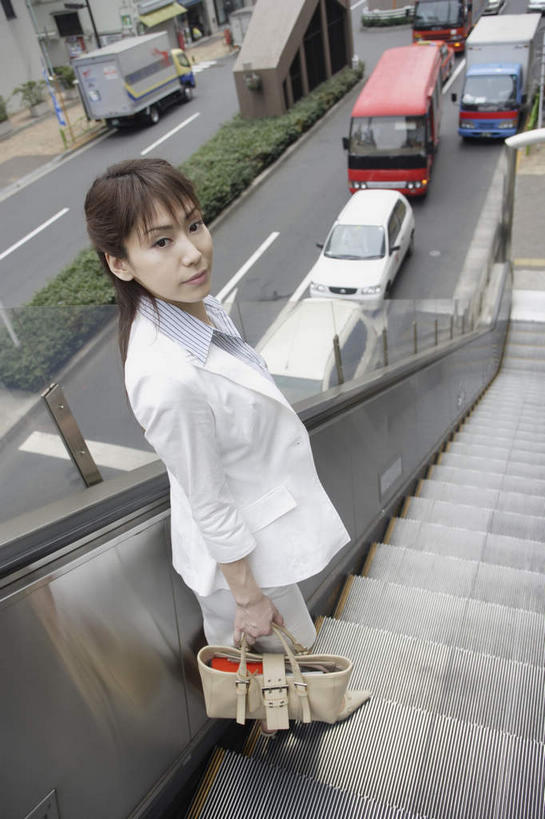 东方人,一个人,商务人士,商务女性,站,笑,微笑,竖图,俯视,室外,白天,道路,电梯,路,公路,汽车,亚洲,仅一个年轻女性,仅一个女性,仅一个人,套装,包,公文包,电动扶梯,自动扶梯,交通,运输工具,扭头,注视,黄种人,车,黑色,交通工具,轿车,观察,看,站着,转头,公事包,观看,察看,关注,载具,商务装,工薪阶层,年轻女性,女人,女性,亚洲人,长发,白领,上班族,马路,彩图,高角度拍摄,全身,扶手电梯,升降设备,运输带,自动行人电梯,电扶梯