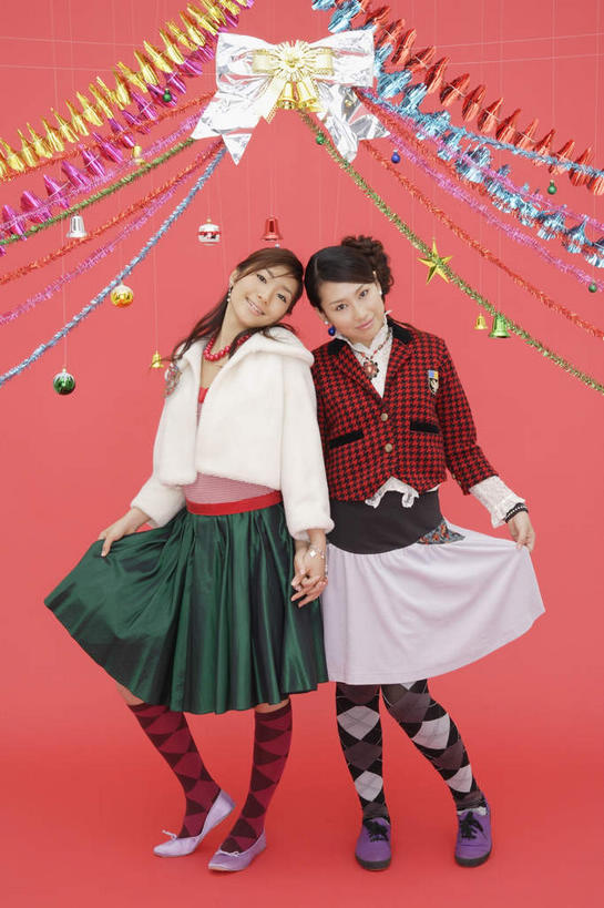 东方人,两个人,伙伴,朋友,站,笑,微笑,竖图,室内,白天,正面,友谊,礼盒,礼物,圣诞节,亚洲,红色背景,服装,节日,庆祝,装饰,丝绸,丝带,纸盒,缎带,注视,休闲装,黄种人,文化,绸带,盒子,衣服,粉色,黄色,蓝色,绿色,黑色,包装盒,礼品盒,观察,看,站着,庆典,休闲,休闲服,摄影,服饰,礼品,影棚,观看,纪念,华丽,修饰,点缀,察看,关注,裙摆,衬托,美观,雅致,雅观,友情,年轻女性,女人,女性,亚洲人,长发,站立,彩图,全身,影棚拍摄,拍摄