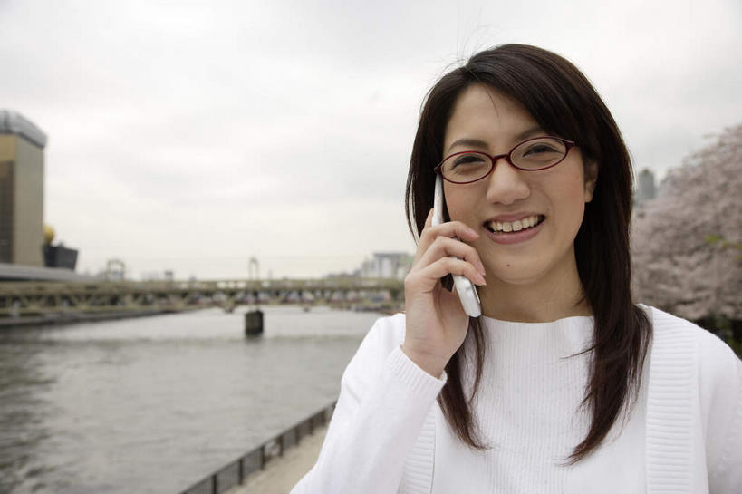 东方人,脸,头,脸颊,手,一个人,栏杆,站,笑,打电话,微笑,露齿笑,横图,室外,特写,白天,正面,河流,水,大桥,道路,立交桥,路,桥梁,公路,电话,手机,亚洲,仅一个年轻女性,仅一个女性,仅一个人,握,服装,眼镜,河水,水流,高架,围栏,斜拉桥,桥,交通,拿,拿着,注视,休闲装,黄种人,通讯设备,护栏,肩膀,衣服,天空,天,观察,看,站着,休闲,手部,休闲服,握着,服饰,观看,单手,察看,关注,近视眼镜,交流,年轻女性,女人,女性,亚洲人,头部,脸部,脸蛋,面部,马路,沟通,通话,站立,半身,彩图