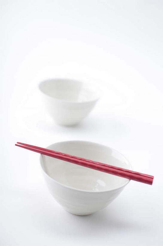 无人,竖图,俯视,室内,特写,白天,餐桌,筷子,桌子,静物,餐具,一双,两碗,文化,传统,红色,白色,碗,餐台,礼节,卫生,礼仪,纯真,洁净,光明,恬静,中间色,朴素,清白,进餐用具,烹调用具,彩图,高角度拍摄