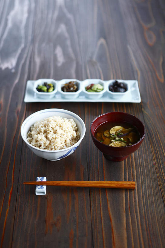 无人,竖图,俯视,室内,特写,白天,餐桌,筷子,蔬菜,餐具,四只,一排,一双,花纹,新鲜,整齐,并排,木制,塑料,菌菇,蘑菇,汤,食品,瓷碗,筷架,菌类,餐盘,筷枕,文化,传统,肉类,食物,排列,木制品,塑料制品,碗,两只,糙米,食用菌,有机食品,绿色食品,红木,礼节,筷子架,队列,礼仪,味噌汤,进餐用具,彩图,高角度拍摄