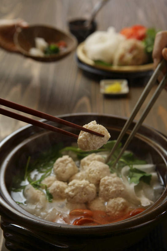 东方人,手,两个人,伙伴,朋友,竖图,俯视,室内,特写,白天,友谊,雾,餐桌,筷子,桌子,餐具,亚洲,握,沸腾,朦胧,模糊,蒸汽,砂锅,青菜,鸡肉,肉,水蒸气,丸子,夹,夹起,拿,拿着,黄种人,文化,传统,沙锅,肉类,手部,握着,餐台,礼节,礼仪,肉食,蒸发,友情,男人,男性,年轻男性,亚洲人,进餐用具,半身,彩图,高角度拍摄