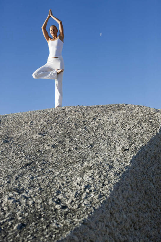 西方人,手,腿部,腿,一个人,站,举,竖图,室外,白天,仰视,运动服,锻炼,瑜伽,运动,山,欧洲,欧洲人,双手,仅一个年轻女性,仅一个女性,仅一个人,直立,阴影,裤子,弯曲,光线,影子,山峰,山峦,衣服,蓝色,白色,蓝天,天空,阳光,天,托,站着,一件,手部,晴朗,单腿,合掌,万里无云,体育,年轻女性,女人,女性,白种人,手臂,晴空,晴空万里,举起,举手,举着,向上举,向上伸,向上托,站立,彩图,低角度拍摄,全身,健身