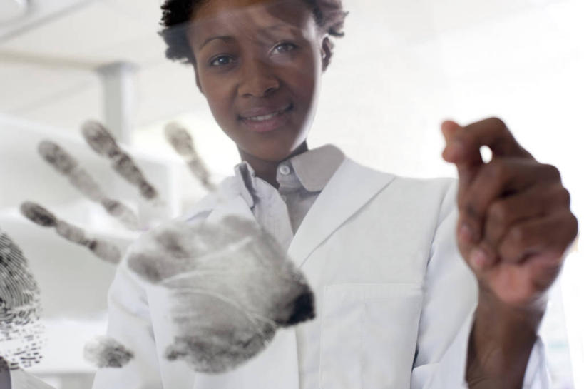 西方人,一个人,科学家,站,笑,微笑,露齿笑,横图,室内,白天,仰视,欧洲,非洲,黑人,欧洲人,仅一个年轻女性,仅一个女性,仅一个人,握,服装,朦胧,模糊,墙,拿,图像,拿着,注视,墙壁,墙面,衣服,白色,观察,看,站着,握着,服饰,观看,察看,手印,衣着,科研人员,白大褂,穿着,关注,指纹,研究者,契约,实验服,科学研究者,约定,刑侦,辨别,衣饰,图象,年轻女性,女人,女性,非洲人,科学工作者,站立,半身,彩图,低角度拍摄,实验衣