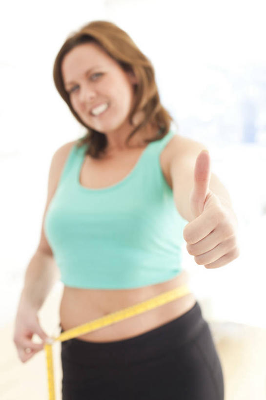 西方人,一个人,站,笑,微笑,露齿笑,竖图,室内,白天,正面,智慧,窗户,地板,落地窗,欧洲,欧洲人,仅一个女性,仅一个人,握,突出,服装,朦胧,模糊,测量,背心,皮尺,刻度,地面,拿,拿着,扭头,注视,称赞,表扬,木地板,玻璃窗,衣服,尺,观察,看,手势,站着,转头,仅一个中年女性,保养,竖,握着,保健,服饰,观看,测量工具,翘,高,尺子,减肥,察看,腰围尺,夸奖,衣着,优秀,穿着,关注,瘦身,好,妙,顺利,出色,超群,杰出,卓越,奇妙,量具,量仪,塑料卷尺,衣饰,露脐装,聪明,女人,女性,中年女性,白种人,大拇指,站立,半身,彩图