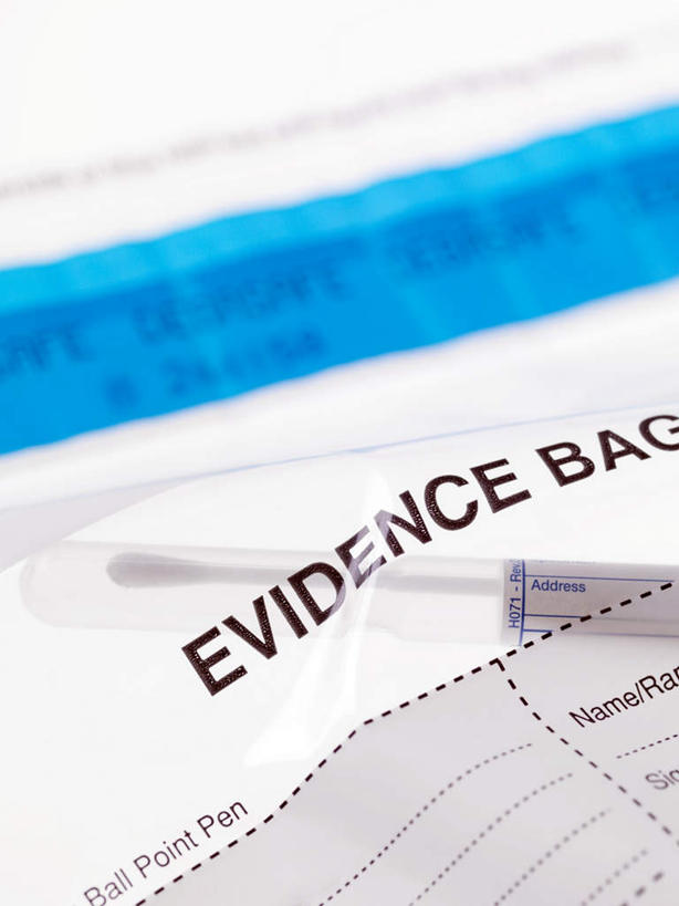 无人,竖图,俯视,室内,白天,白色背景,袋子,科学,英文,标志,文字,字符,塑料,字母,标识,塑料制品,棉签,摄影,影棚,英文字母,塑封,法医,彩图,高角度拍摄,影棚拍摄,拍摄,根据,依据,密封袋,塑封袋