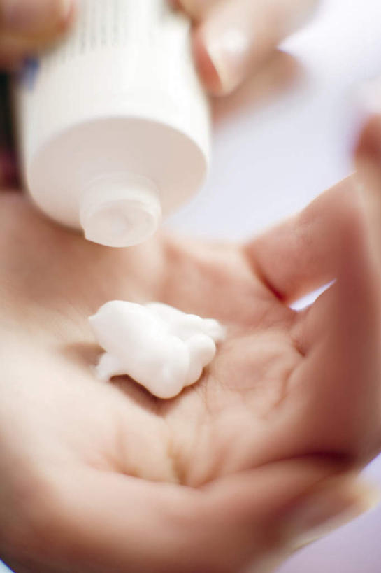 西方人,手,一个人,捧,竖图,俯视,室内,特写,白天,欧洲,欧洲人,仅一个年轻女性,仅一个女性,仅一个人,泡沫,一个,白色,瓶子,塑料制品,手部,塑料瓶,单个,单手,乳液,年轻女性,女人,女性,白种人,端,端着,捧着,手捧,半身,彩图,高角度拍摄