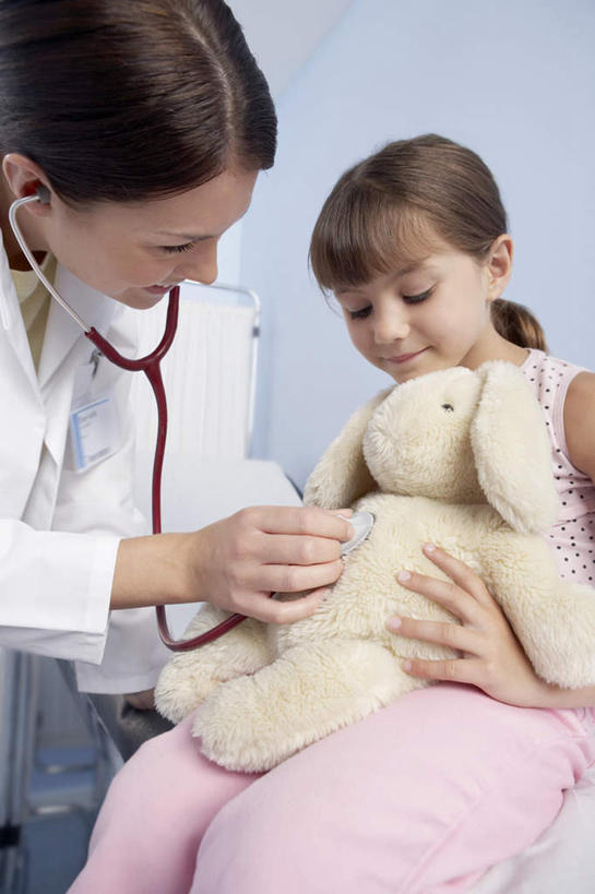 西方人,儿童,两个人,医生,坐,抱,笑,微笑,露齿笑,竖图,室内,白天,正面,游戏,纯洁,床,玩具,欧洲,欧洲人,弯腰,阴影,服装,光线,影子,床单,玩,注视,休闲装,娱乐,被子,小孩,衣服,工作证,听诊器,低头,观察,看,医护人员,医疗人员,休闲,休闲服,可爱,童年,童趣,益智,服饰,单人床,抱着,观看,活动,察看,医疗设备,被单,搂着,白大褂,发泄,关注,消遣,智力,医疗器械,医疗工具,童真,烂漫,无邪,宣泄,弯身,检测工具,天真,女孩,女人,女性,中年女性,白种人,大夫,搂,搂抱,玩耍,嬉戏,坐着,半身,彩图,女生