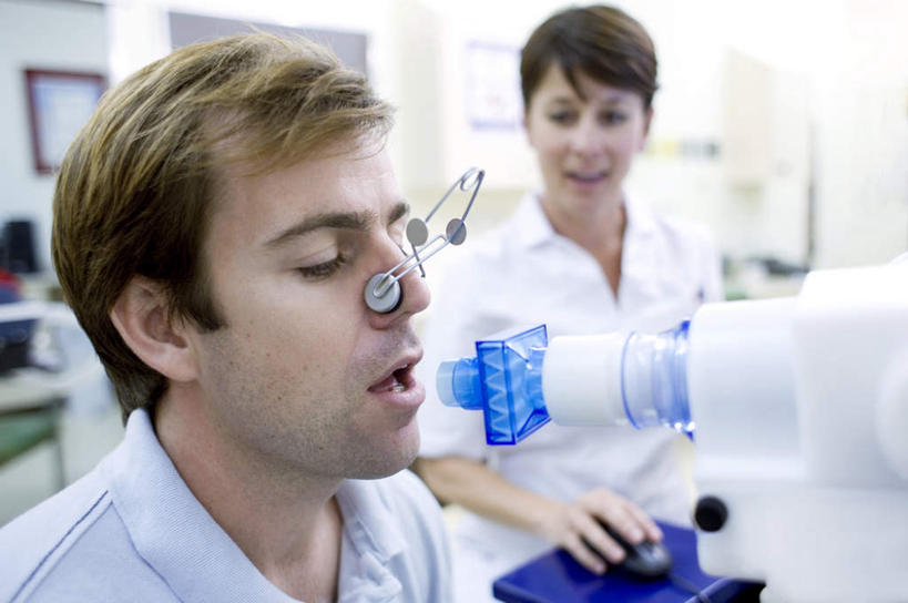 西方人,脸,头,脸颊,两个人,医生,病人,医院,站,坐,笑,微笑,露齿笑,横图,室内,特写,白天,侧面,工作服,制服,仪器,欧洲,欧洲人,朦胧,模糊,测试,墙,注视,肩膀,墙壁,墙面,观察,看,站着,医护人员,医疗人员,观看,察看,白大褂,关注,医疗器械,医疗机构,工作制服,肺功能测试,男人,男性,年轻男性,年轻女性,女人,女性,白种人,头部,脸部,脸蛋,面部,大夫,患者,就医者,站立,坐着,半身,彩图,工作套服,病院,诊所