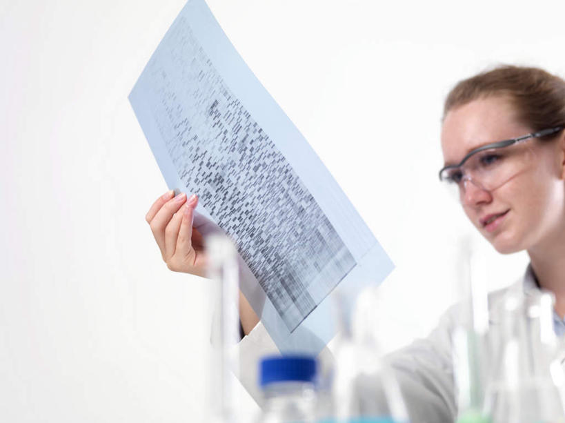 西方人,一个人,医生,横图,室内,白天,白色背景,侧面,实验,仪器,杯子,欧洲,欧洲人,仅一个女性,仅一个人,握,阴影,研究,透明,分析,光线,化学,测试,材料,档案,烧杯,文件,眼镜,影子,表格,拿,拿着,注视,玻璃制品,玻璃瓶,瓶子,资料,观察,看,仅一个中年女性,医护人员,医疗人员,器皿,握着,摄影,影棚,观看,察看,白大褂,关注,文档,表单,近视眼镜,计量,玻璃仪器,试验耗材,实验用品,女人,女性,中年女性,白种人,大夫,玻璃杯,半身,彩图,影棚拍摄,拍摄