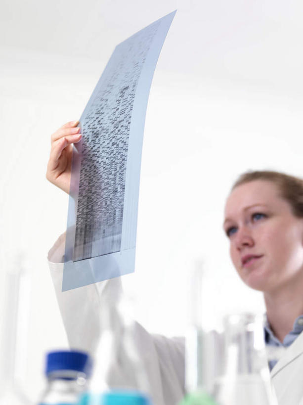 西方人,一个人,医生,举,竖图,室内,白天,白色背景,侧面,实验,仪器,杯子,欧洲,欧洲人,仅一个女性,仅一个人,握,阴影,研究,透明,分析,光线,化学,测试,材料,档案,烧杯,文件,影子,表格,拿,拿着,注视,玻璃制品,玻璃瓶,瓶子,资料,观察,看,托,仅一个中年女性,医护人员,医疗人员,器皿,握着,摄影,影棚,观看,察看,白大褂,关注,文档,表单,计量,玻璃仪器,试验耗材,实验用品,女人,女性,中年女性,白种人,大夫,玻璃杯,举起,举手,举着,向上举,向上伸,向上托,半身,彩图,影棚拍摄,拍摄