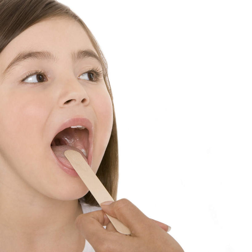 西方人,儿童,脸,头,脸颊,一个人,方图,室内,特写,白天,白色背景,正面,纯洁,欧洲,欧洲人,仅一个女性,仅一个人,握,木制,拿,拿着,注视,一个,小孩,木制品,观察,看,张嘴,仅一个小孩,可爱,童年,童趣,握着,摄影,影棚,单个,观看,察看,关注,张大嘴巴,童真,烂漫,无邪,压舌板,天真,女孩,女人,女性,白种人,孩子,头部,脸部,脸蛋,面部,张开嘴,半身,彩图,影棚拍摄,拍摄,女生