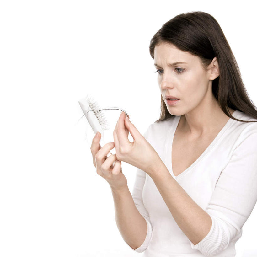 西方人,头发,一个人,站,举,方图,室内,白天,白色背景,正面,欧洲,欧洲人,仅一个年轻女性,仅一个女性,仅一个人,握,拿,梳子,拿着,注视,观察,看,托,站着,握着,摄影,影棚,观看,察看,关注,发梳,年轻女性,女人,女性,白种人,举起,举手,举着,向上举,向上伸,向上托,站立,半身,彩图,影棚拍摄,拍摄