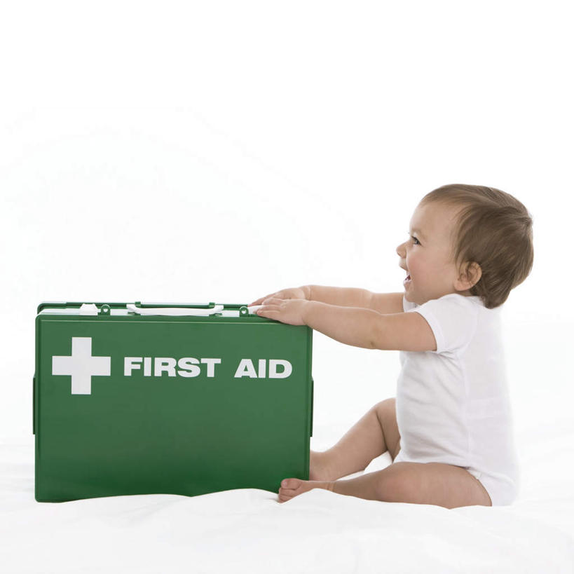 西方人,婴儿,儿童,一个人,坐,笑,微笑,露齿笑,方图,室内,白天,白色背景,侧面,纯洁,欧洲,欧洲人,仅一个人,英文,标志,文字,字符,字母,注视,标识,小孩,观察,看,张嘴,可爱,摄影,活泼,影棚,观看,英文字母,察看,急救箱,关注,宝宝,张大嘴巴,纯真,烂漫,无邪,伶俐,天真,白种人,孩子,张开嘴,坐着,彩图,全身,影棚拍摄,拍摄