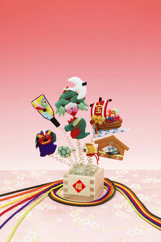 无人,竖图,插画,室内,白天,正面,成功,数码,科技,阴影,红色背景,节日,辟邪,庆祝,装饰,网络,龙,高光,几何,计算机图形,合成,图画,文化,画,祈祷,庆典,健康,许愿,纪念,华丽,修饰,祈求,护身符,点缀,电脑合成图,数码合成图,合成图,高贵,图腾,传说,漫画,写实,具体,具象,衬托,美观,雅致,雅观,驱邪,护符,保佑,庇佑,御守,祥瑞,灵兽,权势,尊荣,平安,幸运,彩图,全身,日本新年