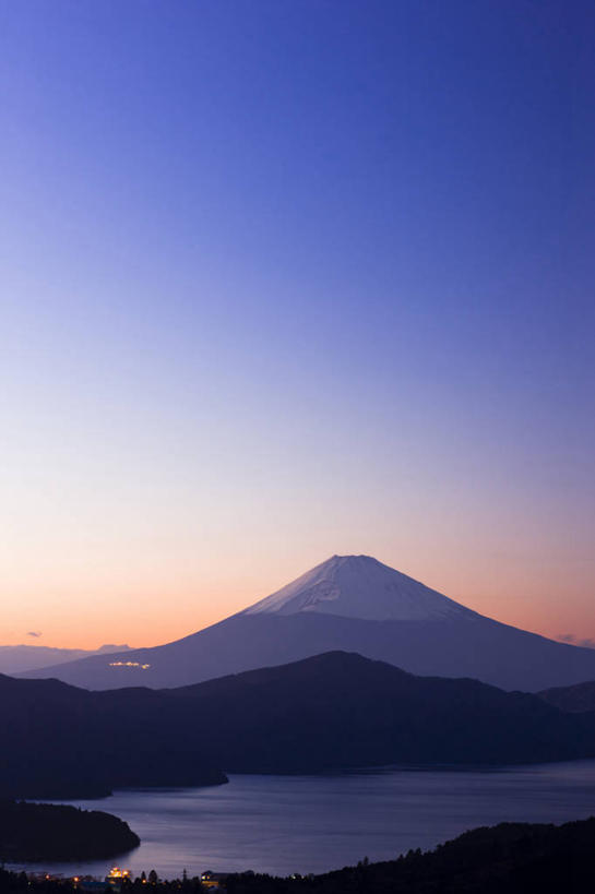 无人,竖图,室外,白天,正面,旅游,度假,湖,湖泊,火山,美景,日落,山,山脉,水,富士山,静冈县,日本,亚洲,湖面,景观,山峰,水流,水面,晚霞,霞光,落日,山峦,娱乐,自然,黄昏,湖水,群山,享受,休闲,景色,彩霞,放松,自然风光,东亚,本州,本州岛,日本国,中部地方,静冈,山梨,山梨县,芦之湖,夕照,薄暮,活火山,夕阳,彩图,傍晚,斜阳