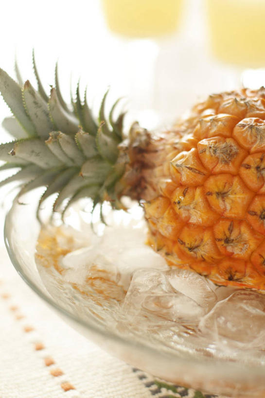 果汁,无人,竖图,俯视,室内,特写,白天,餐桌,桌子,菠萝,杯子,水果,许多,阴影,新鲜,反射,影子,冰,生食,冰块,食品,果实,饮品,很多,两杯,冷冻,玻璃制品,食物,饮料,两个,水杯,寒冷,有机食品,绿色食品,冷藏,餐台,冰冷,可口,菠萝汁,保鲜,适口,玻璃杯,凤梨,彩图,高角度拍摄