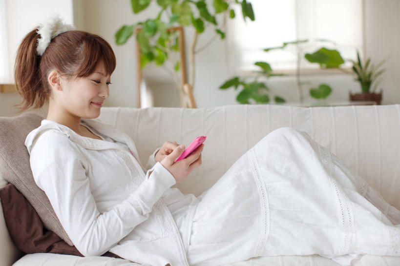 东方人,一个人,客厅,坐,笑,打电话,微笑,横图,室内,白天,侧面,植物,窗户,靠垫,沙发,电话,手机,亚洲,仅一个年轻女性,仅一个女性,仅一个人,敲打,握,服装,朦胧,模糊,盆栽,靠枕,盆景,拿,拿着,注视,休闲装,黄种人,输入,通讯设备,玻璃窗,树,树木,衣服,绿色,自然,垫子,枕头,打字,低头,观察,看,休闲,休闲服,连帽衫,握着,服饰,生长,成长,观看,点击,敲击,察看,起居室,关注,帽衫,布艺沙发,智能手机,客堂,交流,盆景树,盆栽树,按键,年轻女性,女人,女性,亚洲人,沟通,通话,坐着,半身,彩图